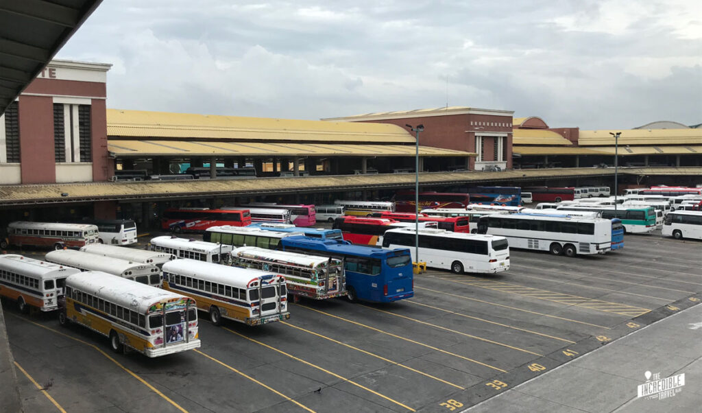 Wartende Busse jeden Alters am Albrook-Busterminal in Panama City