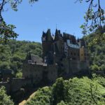 Ansicht von Burg Eltz mit Wald drumherum
