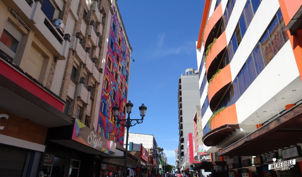 Von Beton dominierte Einkaufsstraße in San José, Costa Rica