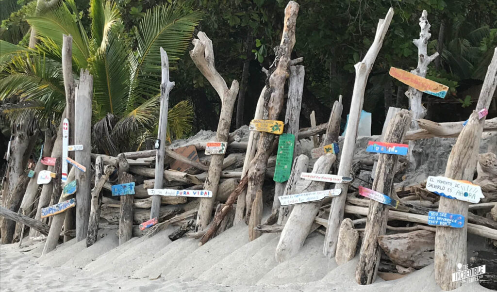 Schilder aus Strandgut am Strand von Montezuma, Costa Rica