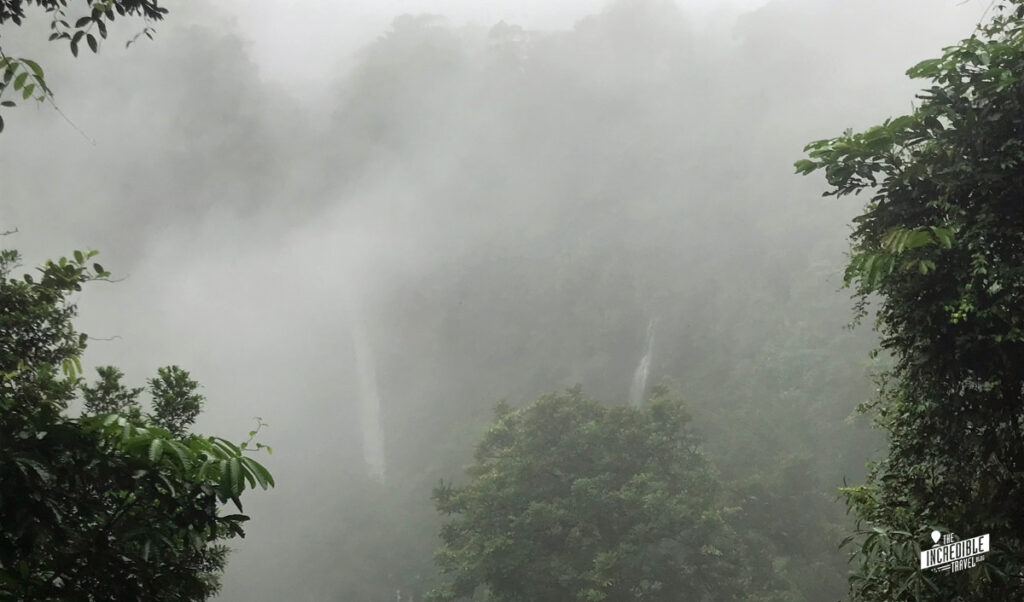 Wasserfälle in Regenwolken in La Fortuna