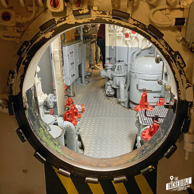 Blick durch einen runden Durchgang in einen Maschinenraum