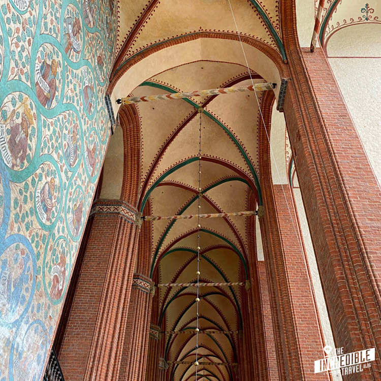 Blick auf die Gewölbe des Seitenschiffs der Nikolaikirche von unten