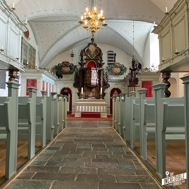 Ansicht des Kirchen- und Altarraums der Kapelle