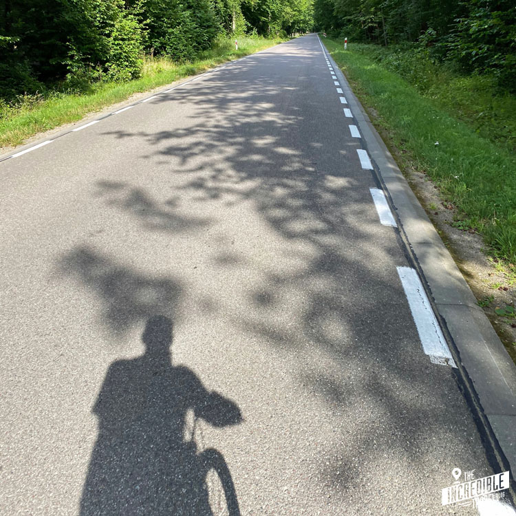 Schatten des Radfahrers auf der Straße