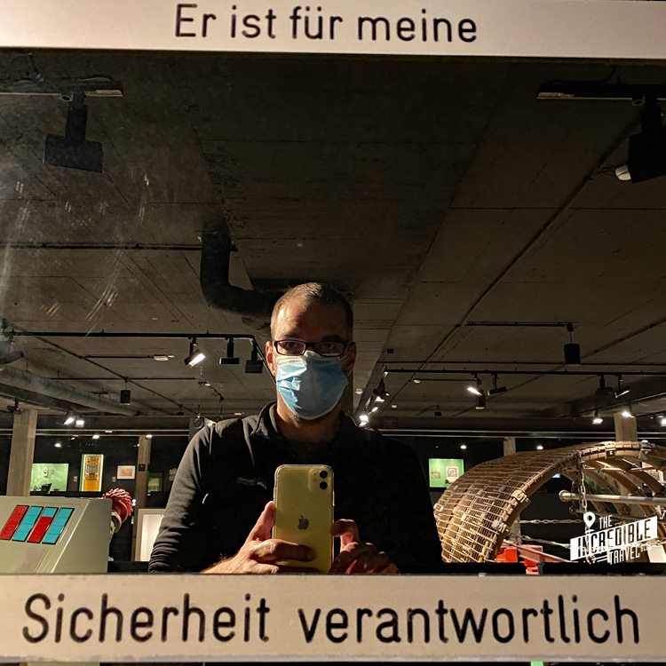 Selfie des Autors im Spiegel mit der Aufschrift "Er ist für meine Sicherheit verantwortlich"
