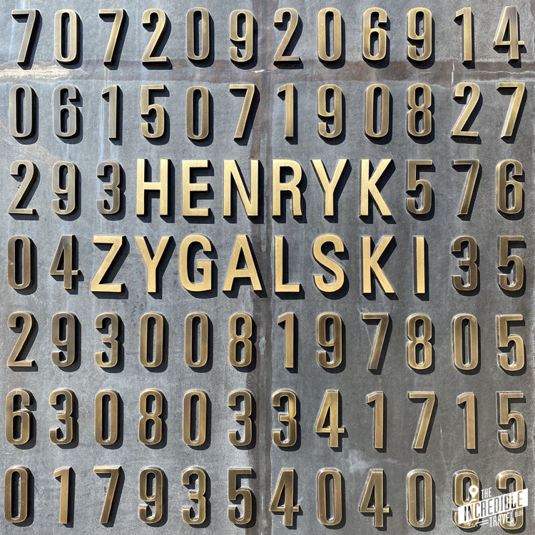 Schriftzug "Henryk Zygalski" umrahmt von scheinbar willkürlichen Zahlen