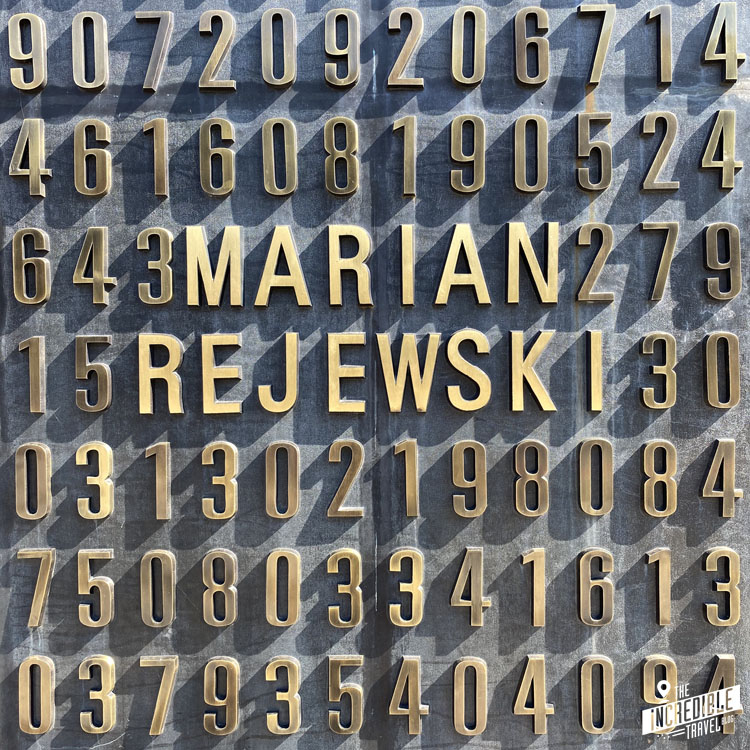 Schriftzug "Marian Rejewski" umrahmt von scheinbar willkürlichen Zahlen