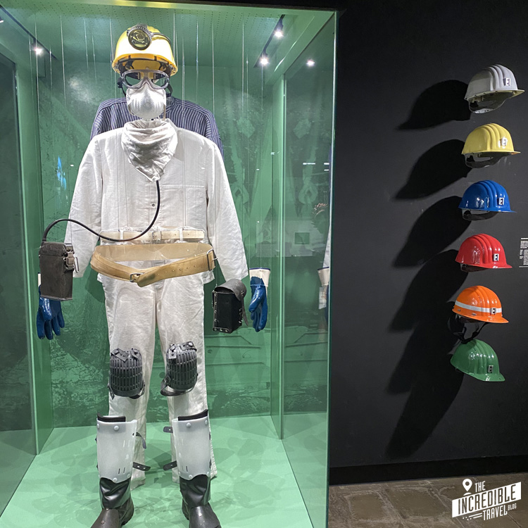 Ansicht der Arbeitskleidung und Helme