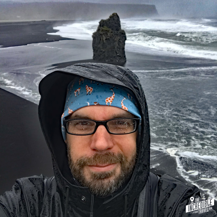 Selfie des Autors an der Küste Islands im Regen