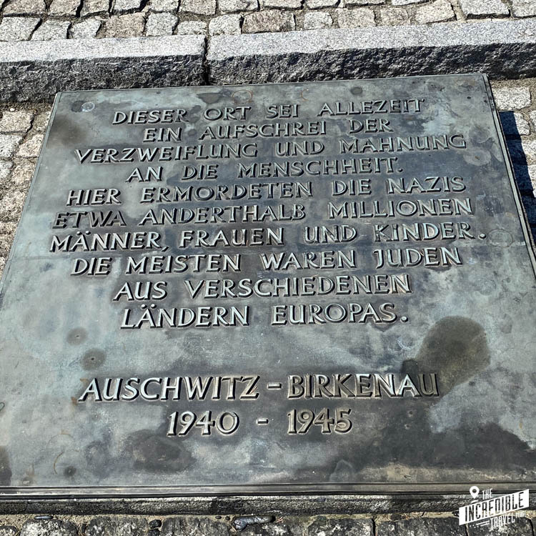 Aufschrift: "Dieser Ort sei allezeit ein Aufschrei der Verzweiflung und Mahnung an die Menschheit. Hier ermordeten die Nazis etwa anderthalb Millionen Männer, Frauen und Kinder. Die meisten waren Juden aus verschiedenen Ländern Europas. Auschwitz-Birkenau 1940-1945"