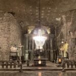 Blick in den Altarraum der Kapelle mit Altar, Kronleuchtern, Kruzifixen - alles aus Salz