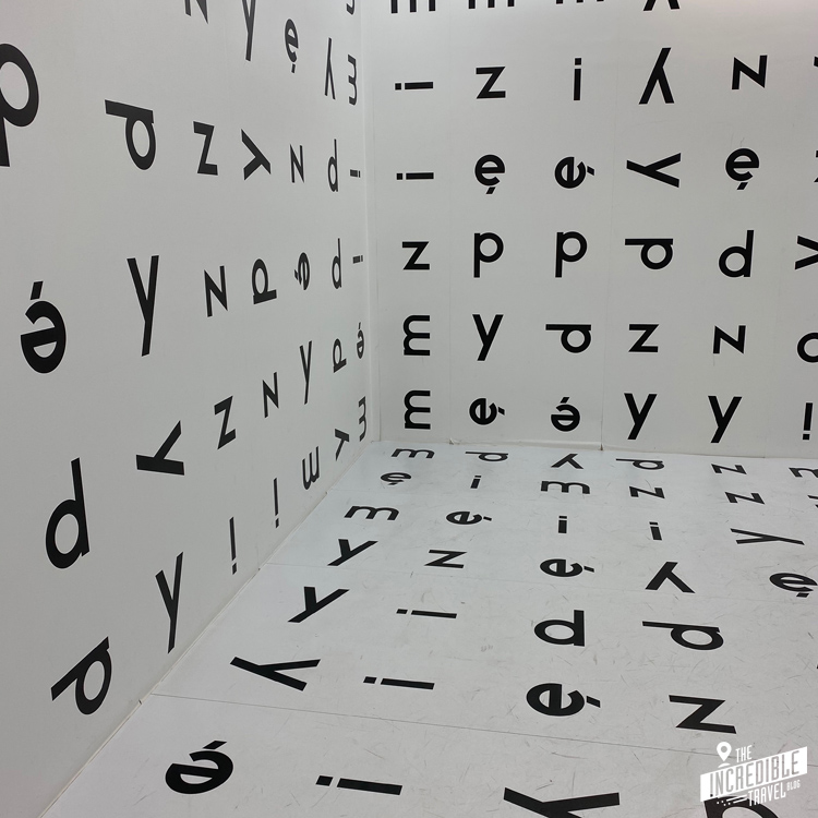 Blick in einen mit polnischen Buchstaben in schwarz auf weiß bedruckten Raum