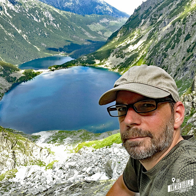 Selfie des Autors mit Schirmmütze und den beiden Bergseen und dem Bergpanorama im Hintergrund