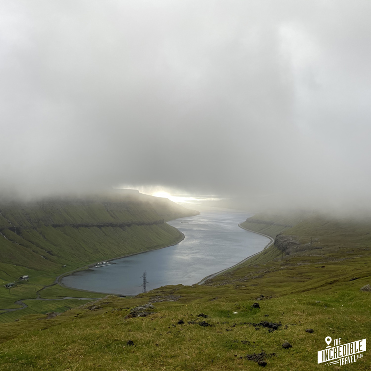 Blick auf ein Wolkenband über einem Fjord