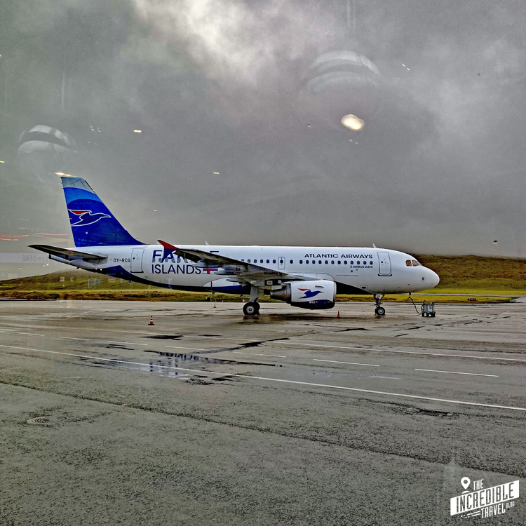 Flugzeug von Atlantic Airways auf dem Vorfeld des Flughafens auf den Färöer