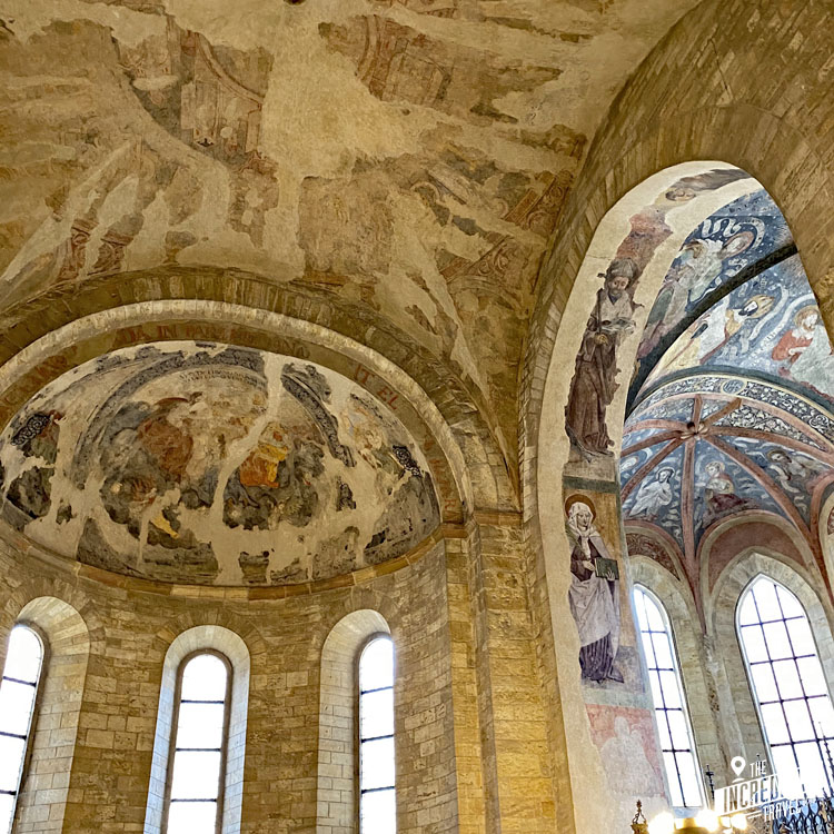 Blick auf die Fresken in den Gewölben