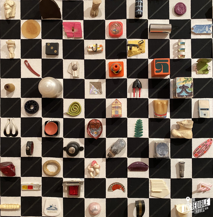 Alltags-Gegenstände auf Schachbrettmuster