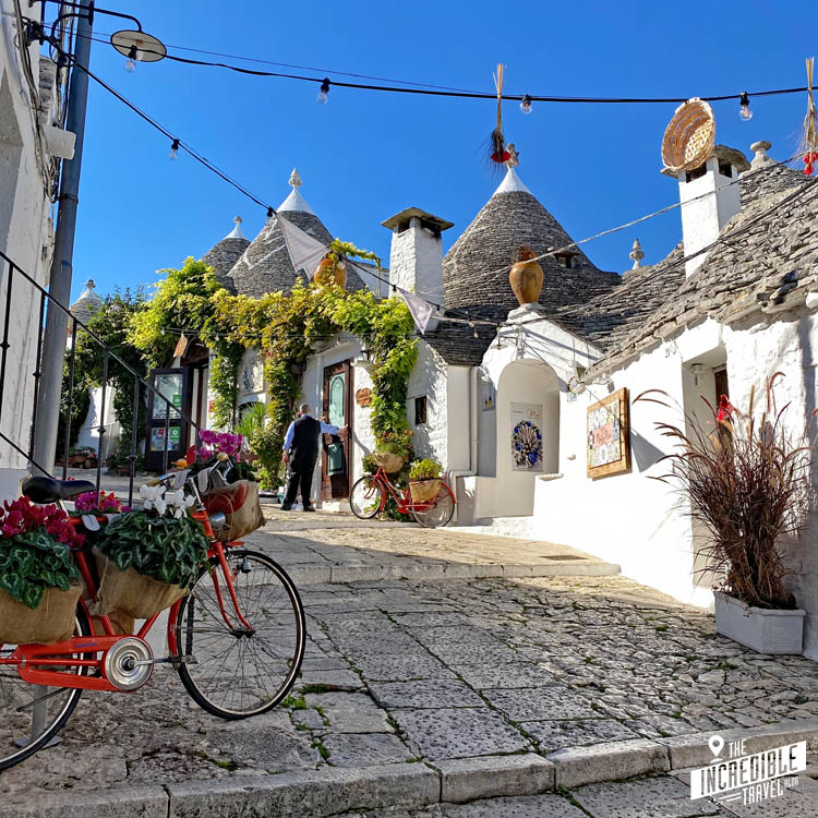 Trulli in Alberobello, und gleich zwei Fahrräder mit Blumen dekoriert