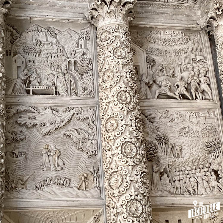 Details der Reliefs am Altar