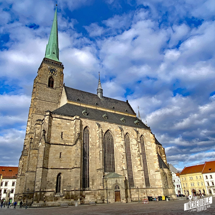 Blick auf die St-Bartholomäus-Kathedrale in Pilsen
