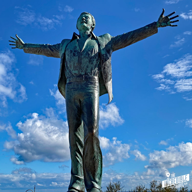 Statue des Sängers mit ausgebreiteten Armen