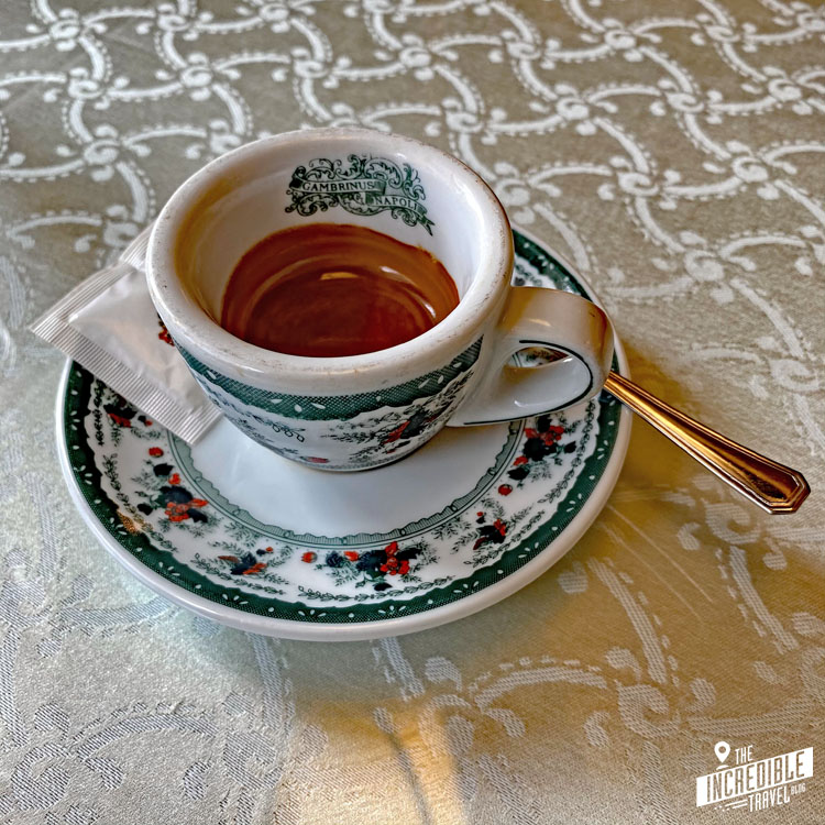 Espresso in gemusterter Tasse auf Tischdecke