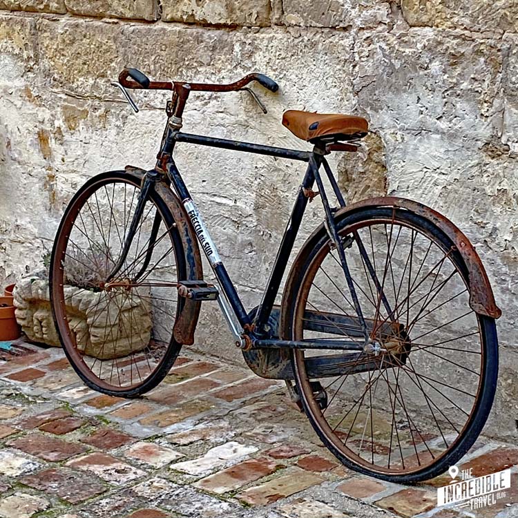 Altes Herrenrad an eine Mauer gelehnt
