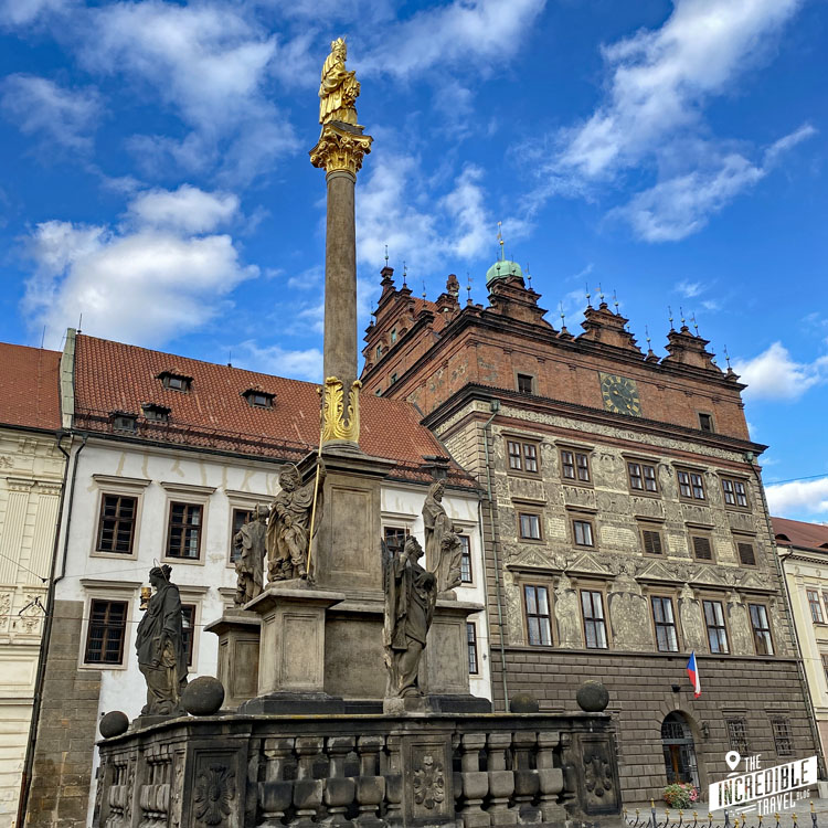 Pestsäule und Renaissance-Rathaus auf dem Platz der Republik in Pilsen