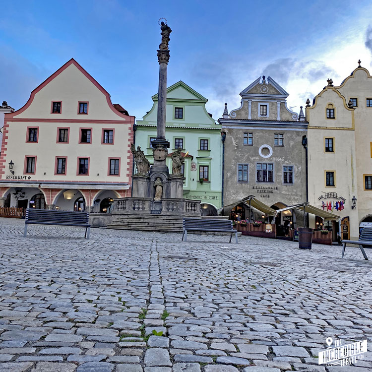 Blick auf Häuser des Marktplatzes von Český Krumlov und die Mariensäule