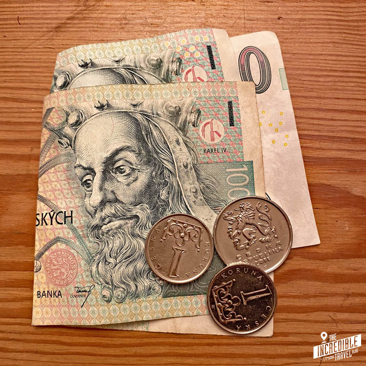 Zwei 100 Kronenscheine und ein paar Münzen