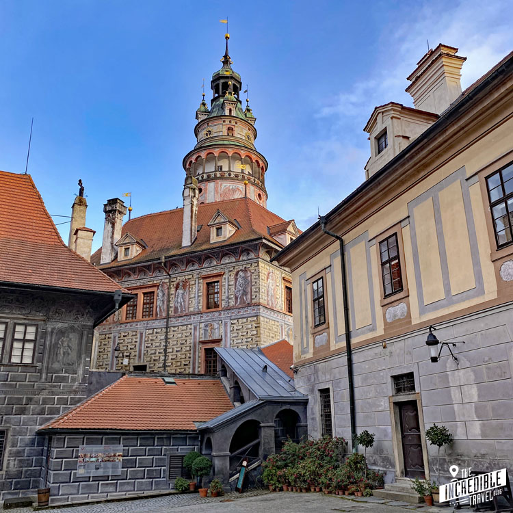 Blick aus einem der Innenhöfe des Schlosses auf den Schlossturm in Český Krumlov