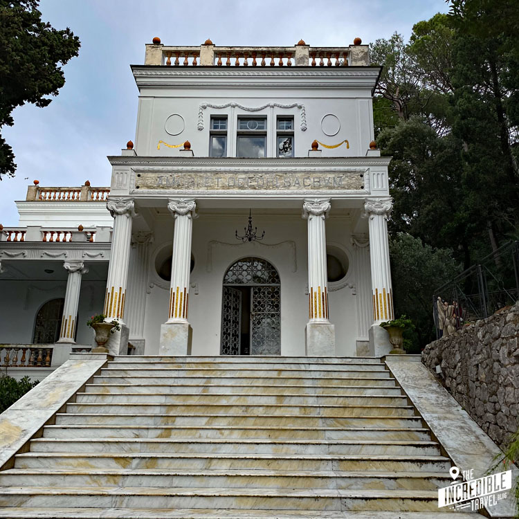 Blick eine Treppe hinauf zum Eingang der Villa