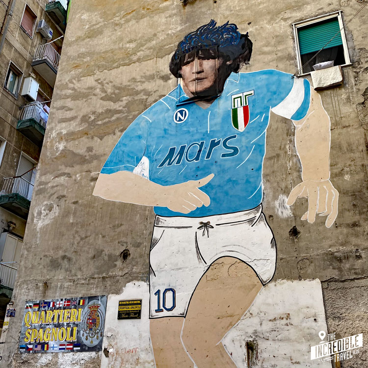 Riesiges Wandgemälde des Fußballers im Napoli-Trikot an einer Hauswand