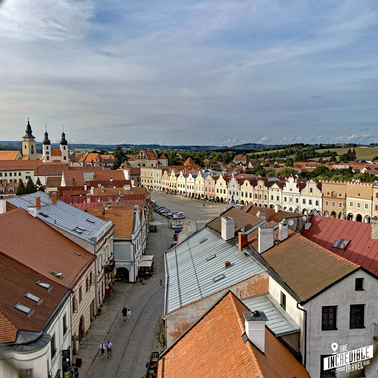 Blick auf den langgezogenen Hradec-Platz