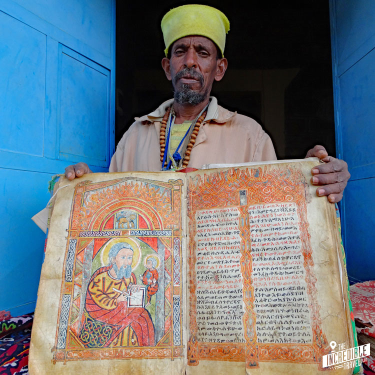 Mönch zeigt eine alte Bibel