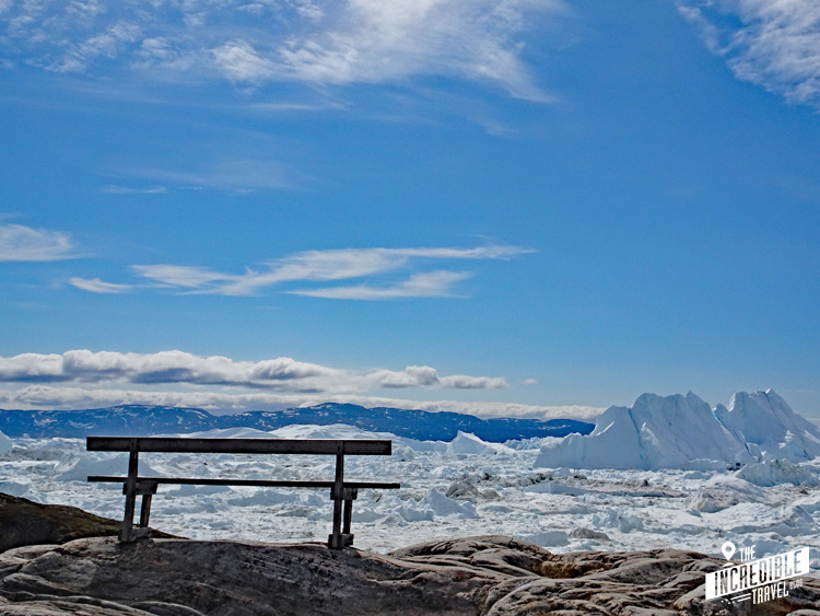 Sitzbank am Ufer des Eisfords Kangia in Ilulissat, Grönland