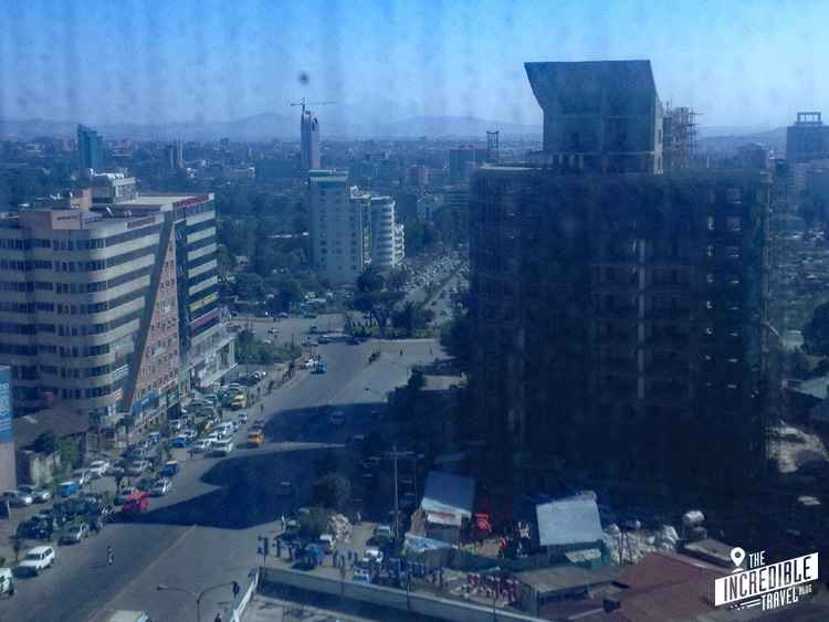 Blick aus dem Hotelzimmerfenster auf eine große Straße und die Stadt
