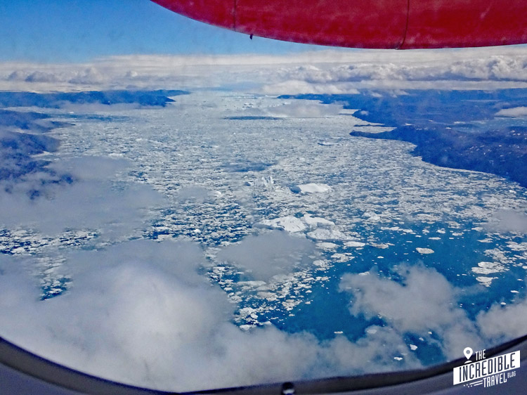 Eisfjord bei Ilulissat in Grönland aus dem Flugzeugfenster