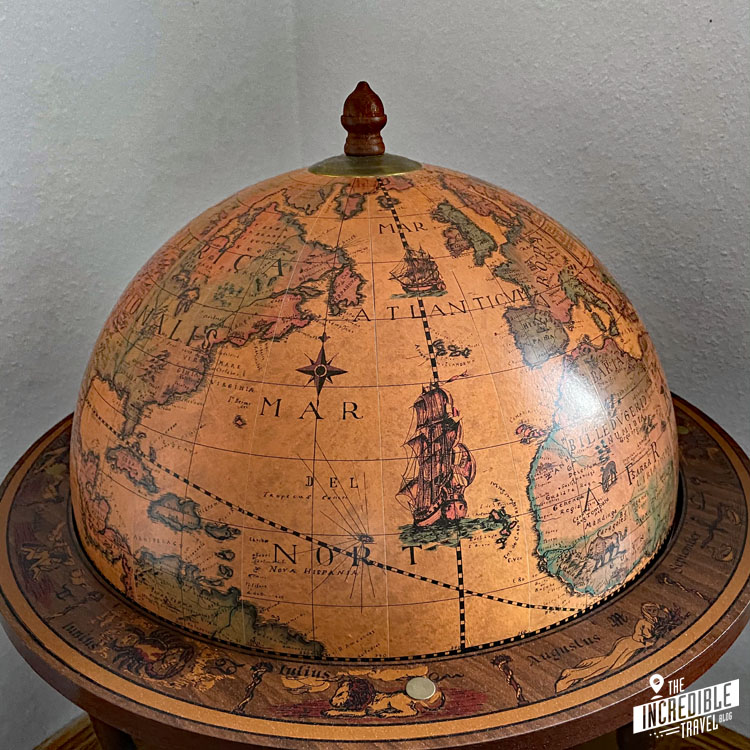 Aufklappbarer Bar-Globus mit altertümlicher Karte