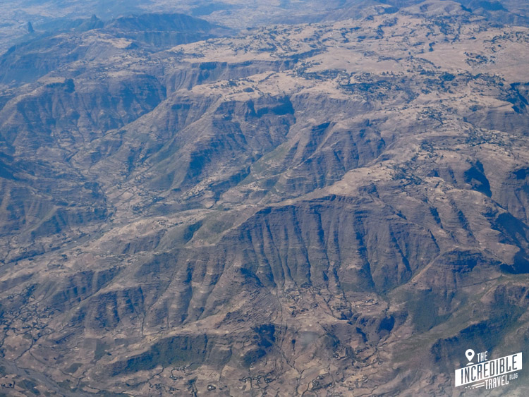 Bergige Landschaft aus dem Flugzeug fotografiert