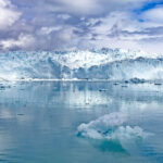 Panoramaansicht des Eqi-Gletschers direkt am Wasser