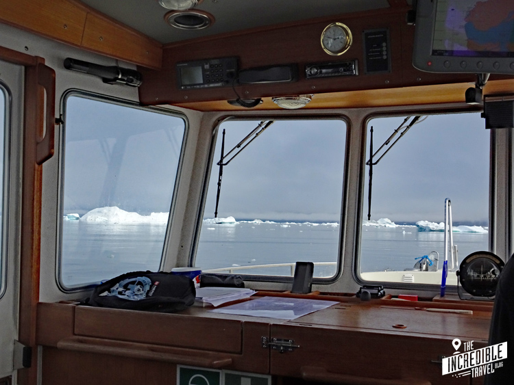 Blick aus dem Führerhaus eines Schiffes auf kleine Eisberge