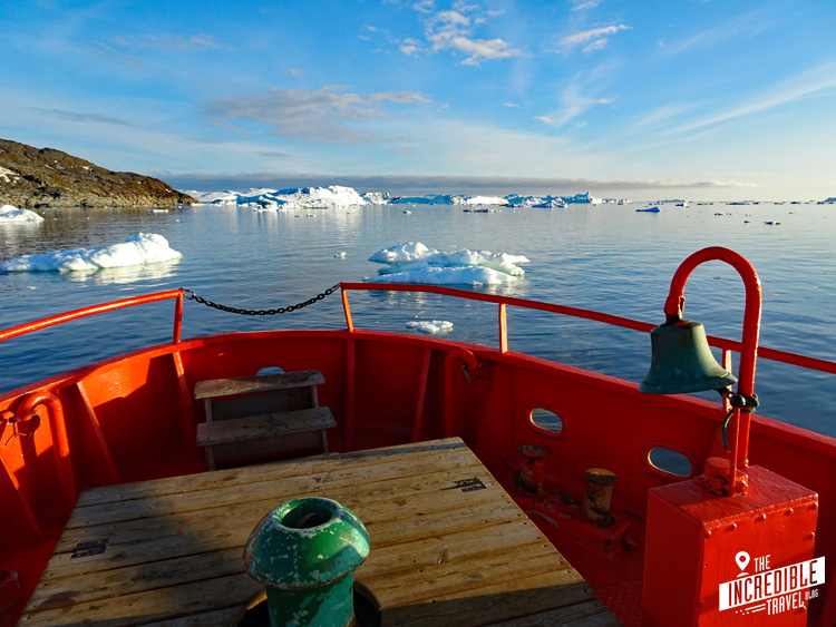 Blick auf das Heck eines Schiffes und auf das Eismeer