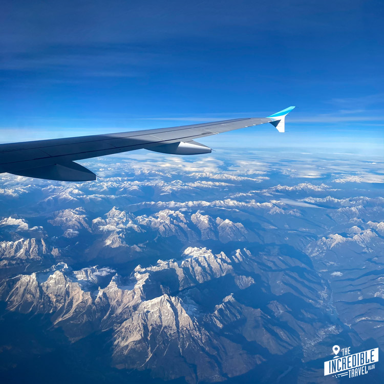 Blick auf die Alpen aus dem Flugzeugfenster
