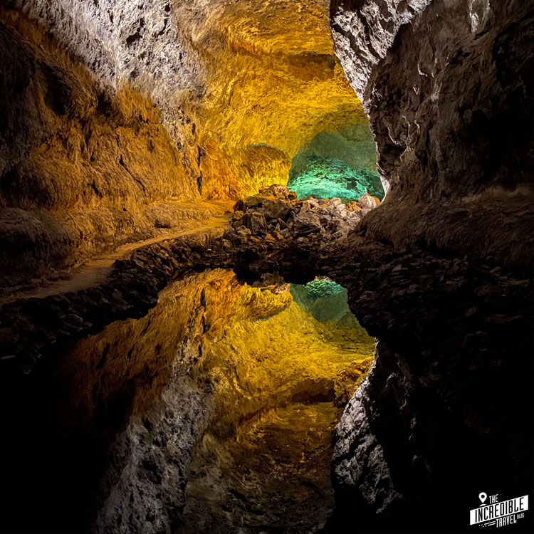 Spiegelung im künstlichen See in der Höhle