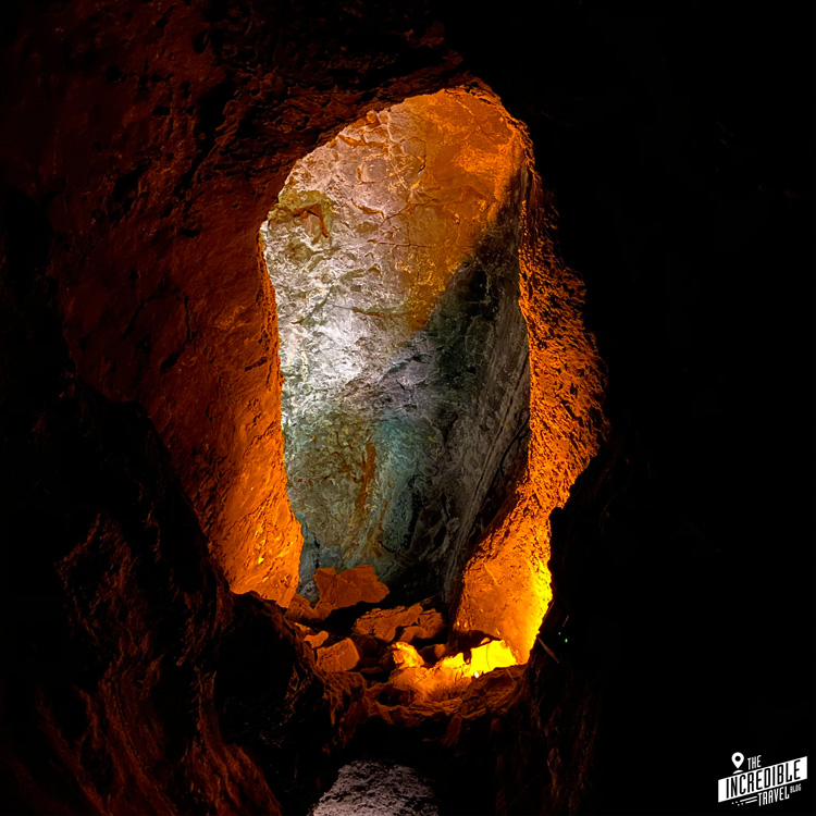 Indirekt beleuchtete Höhlenwand