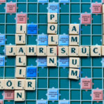 Scrabblebrett mit mehreren Wörtern, u.a. Jahresrückblick, Blick, Färöer, Polen