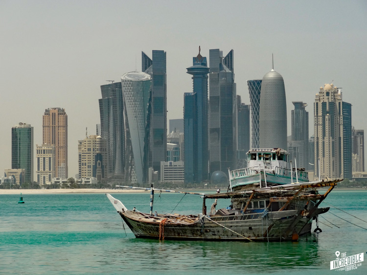 Skyline von Katar mit altem Boot im Vordergrund