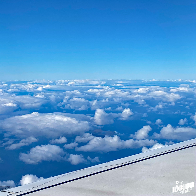 Blick aus dem Flugzeug - hauptsächlich auf Wolken